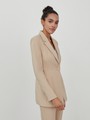 Приталенный костюмный жакет однобортного кроя на одной пуговице. Заостренные лацканы, имитация нагрудного кармана.

На модели размер XS