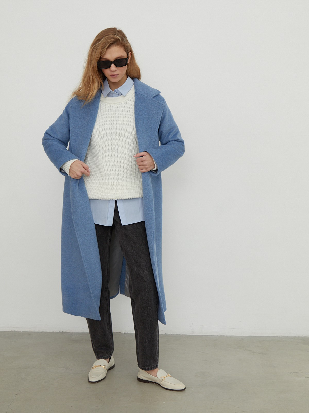 Утонченное пальто-халат А-силуэта. Модель дополнена широким поясом в тон основной ткани.

На модели размер XS