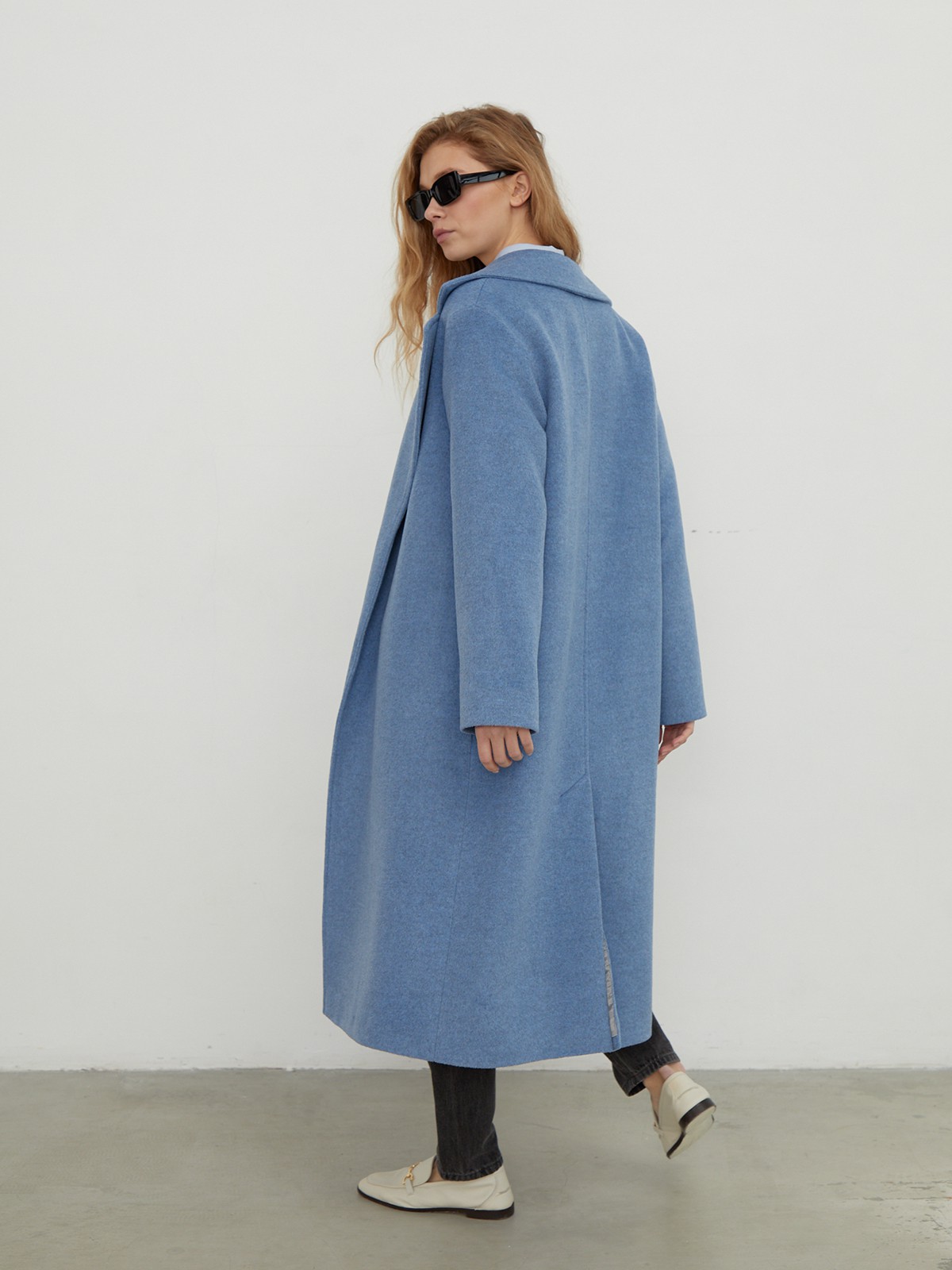 Утонченное пальто-халат А-силуэта. Модель дополнена широким поясом в тон основной ткани.

На модели размер XS