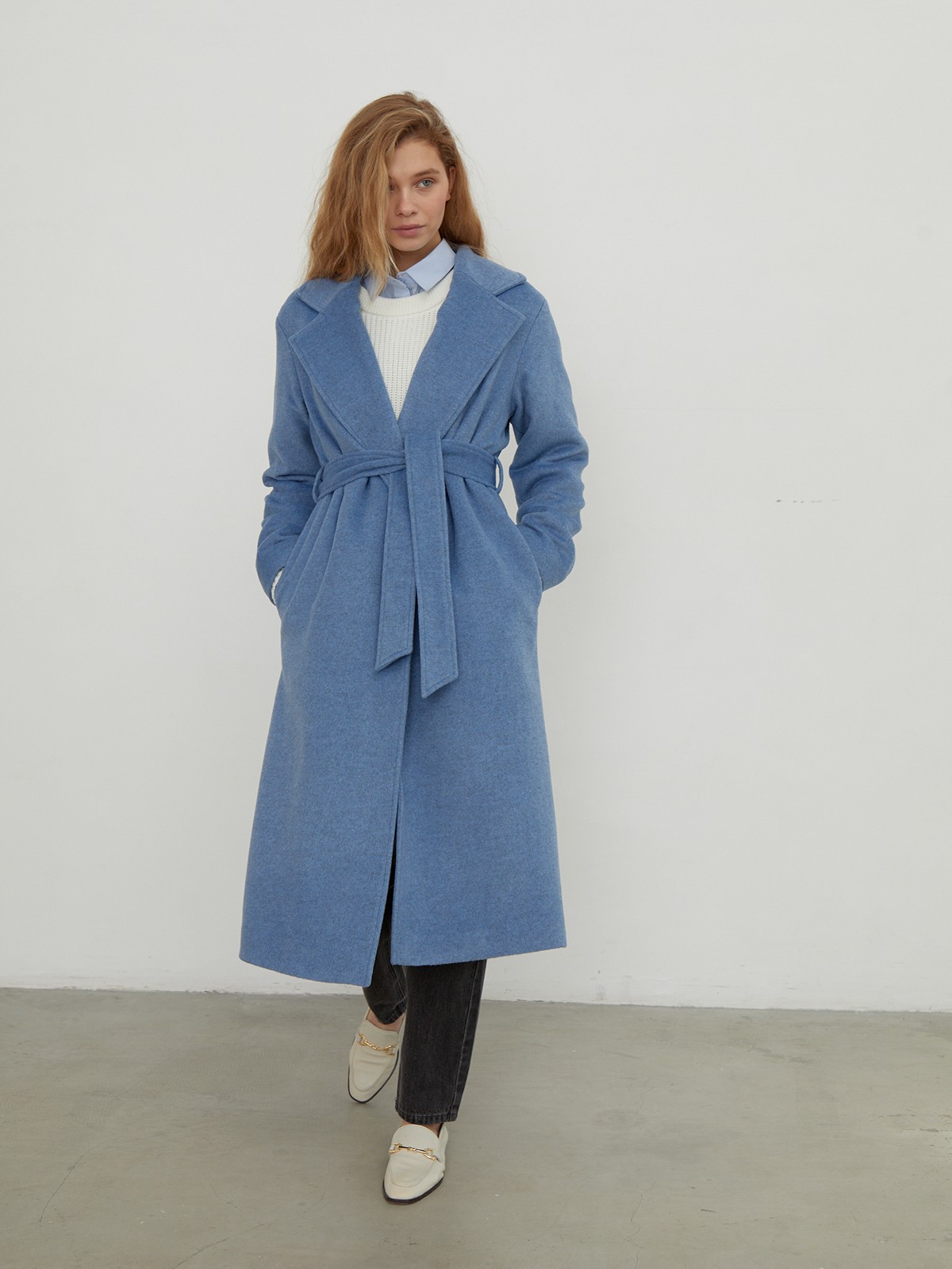 Утонченное пальто-халат А-силуэта. Модель дополнена широким поясом в тон основной ткани.

На модели размер XS