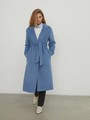 Утонченное пальто-халат А-силуэта. Модель дополнена широким поясом в тон основной ткани.

На модели размер XS