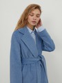 Утонченное пальто-халат А-силуэта. Модель дополнена широким поясом в тон основной ткани.

На модели размер XS