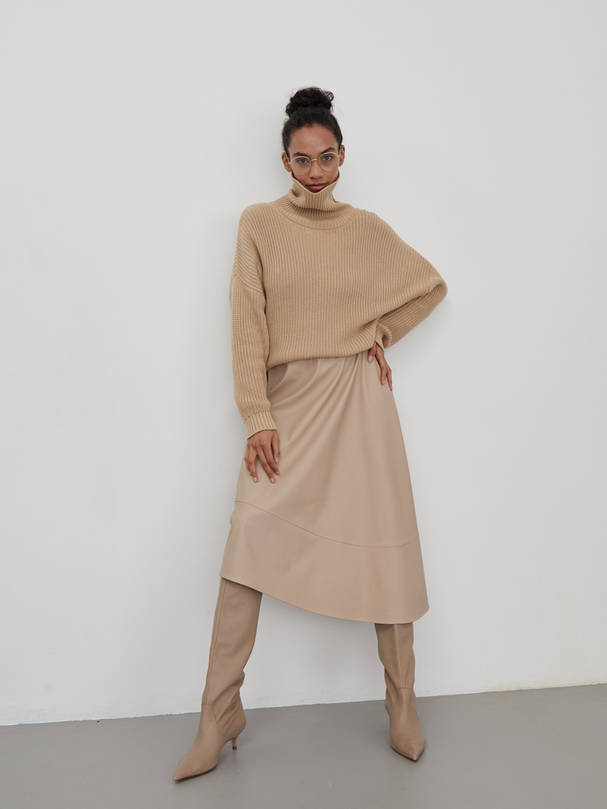 Юбка с асимметричным низом из экокожи, цвет: бежевый Allweneed
Юбка средней длины выполнена из экокожи и оформлена асимметричным низом. Лаконичная модель с высокой посадкой на талии.
На модели размер XS