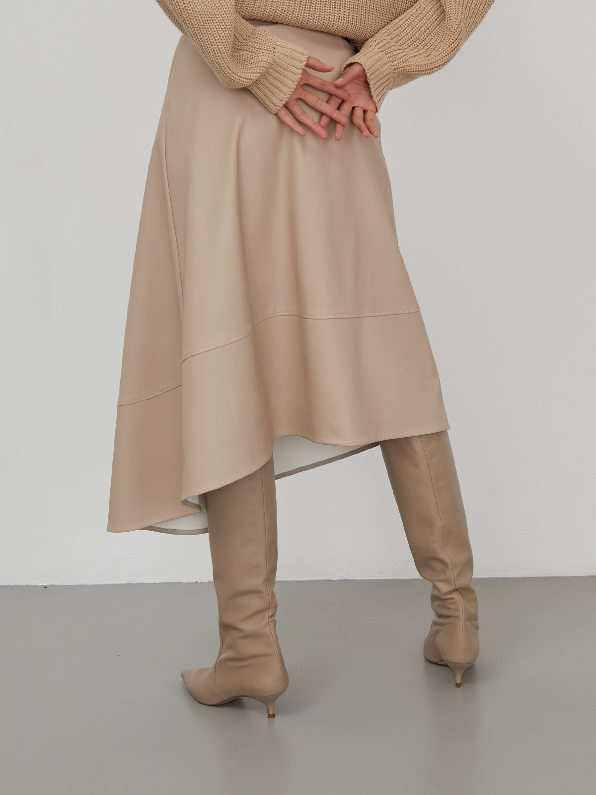 Юбка с асимметричным низом из экокожи, цвет: бежевый Allweneed
Юбка средней длины выполнена из экокожи и оформлена асимметричным низом. Лаконичная модель с высокой посадкой на талии.
На модели размер XS
