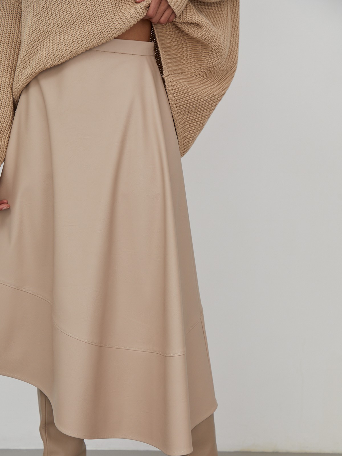 Юбка с асимметричным низом из экокожи, цвет: бежевый Allweneed
Юбка средней длины выполнена из экокожи и оформлена асимметричным низом. Лаконичная модель с высокой посадкой на талии.
На модели размер XS