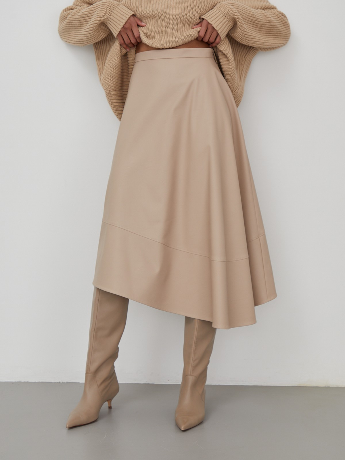 Юбка с асимметричным низом из экокожи, цвет: бежевый Allweneed
Юбка средней длины выполнена из экокожи и оформлена асимметричным низом. Лаконичная модель с высокой посадкой на талии.
На модели размер XS