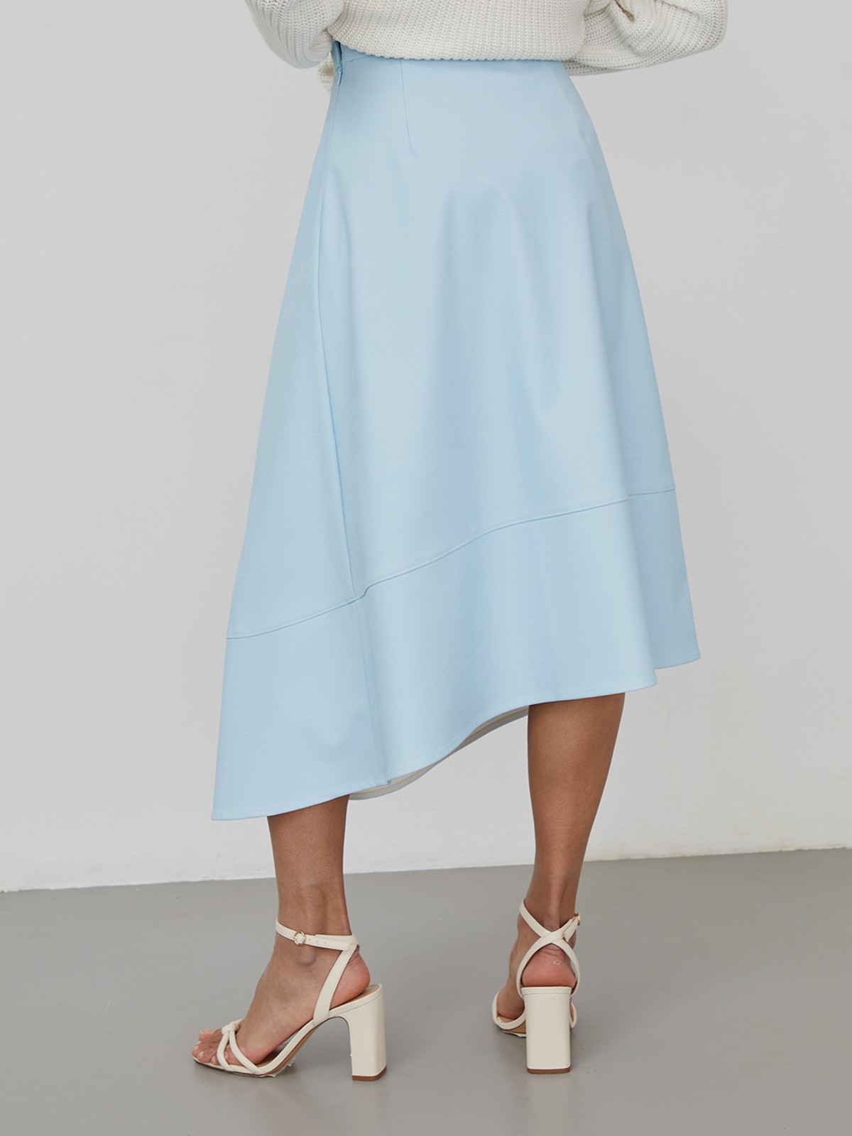 Юбка с асимметричным низом из экокожи, цвет: голубой Allweneed
Юбка средней длины выполнена из экокожи и оформлена асимметричным низом. Лаконичная модель с высокой посадкой на талии.
На модели размер XS