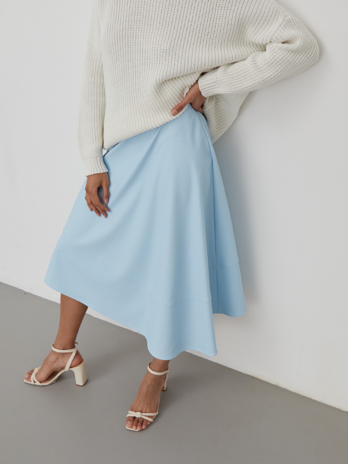 Юбка с асимметричным низом из экокожи, цвет: голубой Allweneed
Юбка средней длины выполнена из экокожи и оформлена асимметричным низом. Лаконичная модель с высокой посадкой на талии.
На модели размер XS