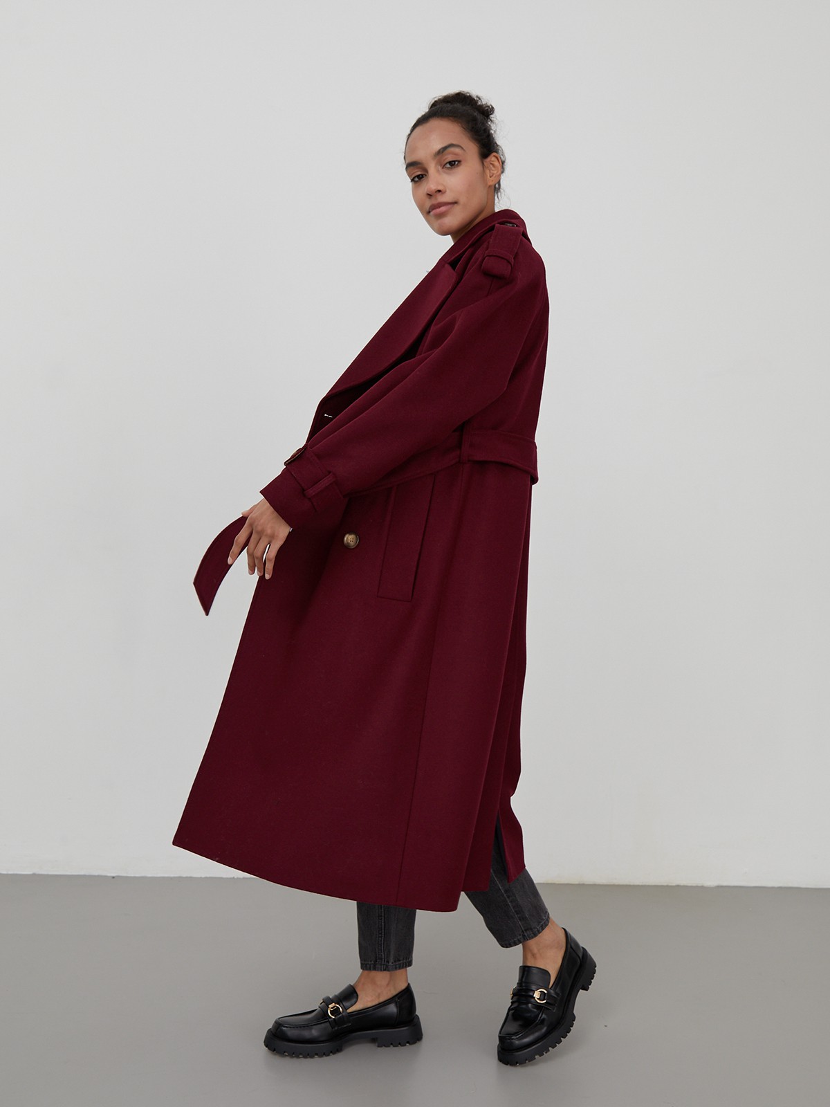 Пальто-тренч Silvia, цвет: бордовый Allweneed Двубортное пальто-тренч свободного кроя с застежкой на пуговицы. Дополнено поясом, пряжкой на манжетах и погонами в тон изделия. Модный силуэт оверсайз позволяет создавать дерзкие образы в стиле80-х гг.
На модели размер XS