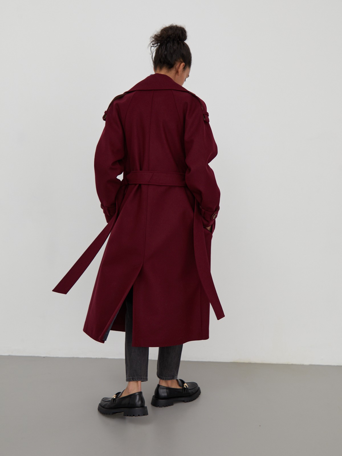Пальто-тренч Silvia, цвет: бордовый Allweneed Двубортное пальто-тренч свободного кроя с застежкой на пуговицы. Дополнено поясом, пряжкой на манжетах и погонами в тон изделия. Модный силуэт оверсайз позволяет создавать дерзкие образы в стиле80-х гг.
На модели размер XS