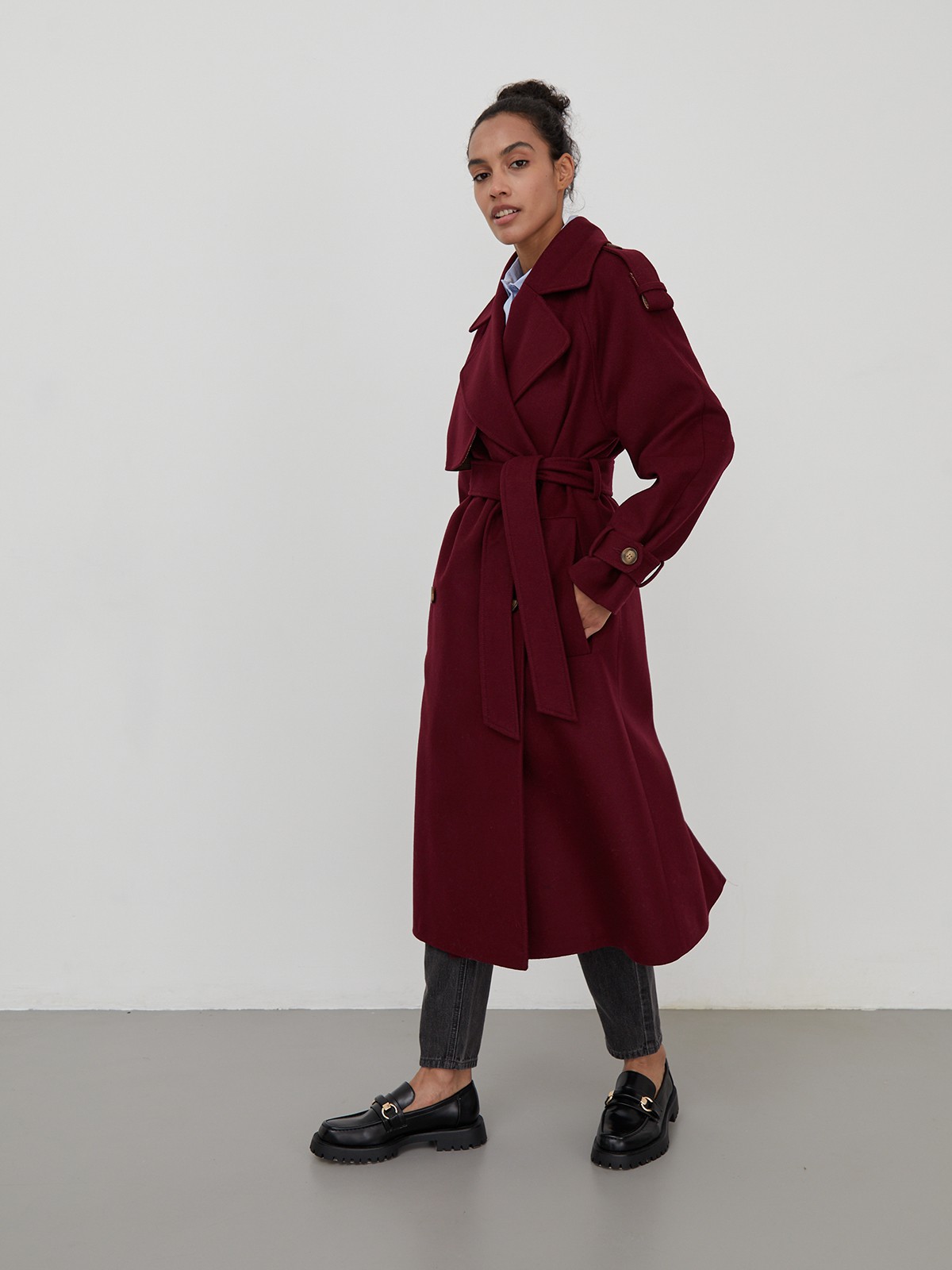 Пальто-тренч Silvia, цвет: бордовый Allweneed Двубортное пальто-тренч свободного кроя с застежкой на пуговицы. Дополнено поясом, пряжкой на манжетах и погонами в тон изделия. Модный силуэт оверсайз позволяет создавать дерзкие образы в стиле80-х гг.
На модели размер XS