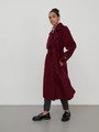 Пальто-тренч Silvia, цвет: бордовый Allweneed Двубортное пальто-тренч свободного кроя с застежкой на пуговицы. Дополнено поясом, пряжкой на манжетах и погонами в тон изделия. Модный силуэт оверсайз позволяет создавать дерзкие образы в стиле80-х гг.
На модели размер XS