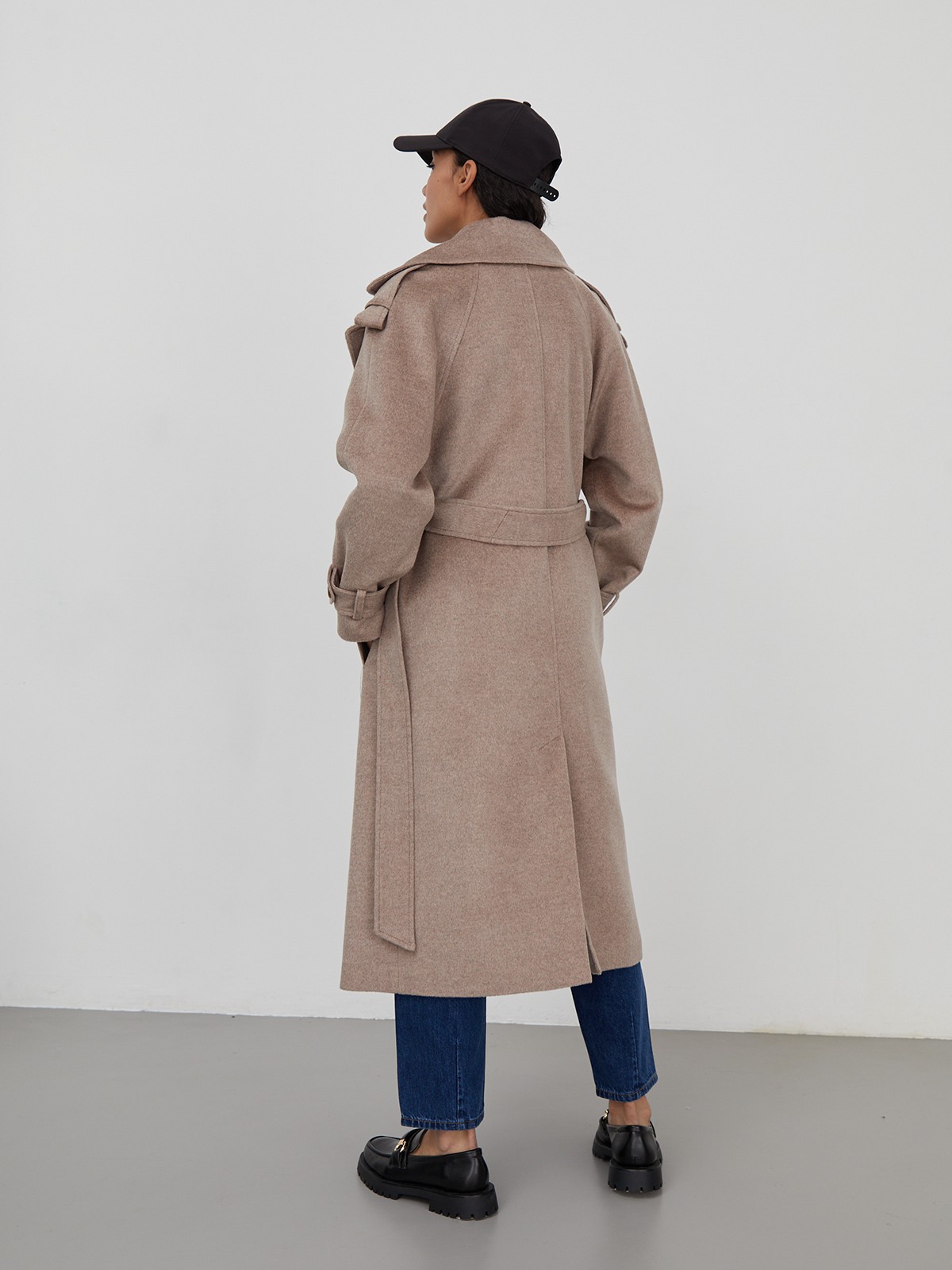 Двубортное пальто-тренч свободного кроя с застежкой на пуговицы. Дополнено поясом, пряжкой на манжетах и погонами в тон изделия. Модный силуэт оверсайз позволяет создавать дерзкие образы в стиле80-х гг.

На модели размер XS