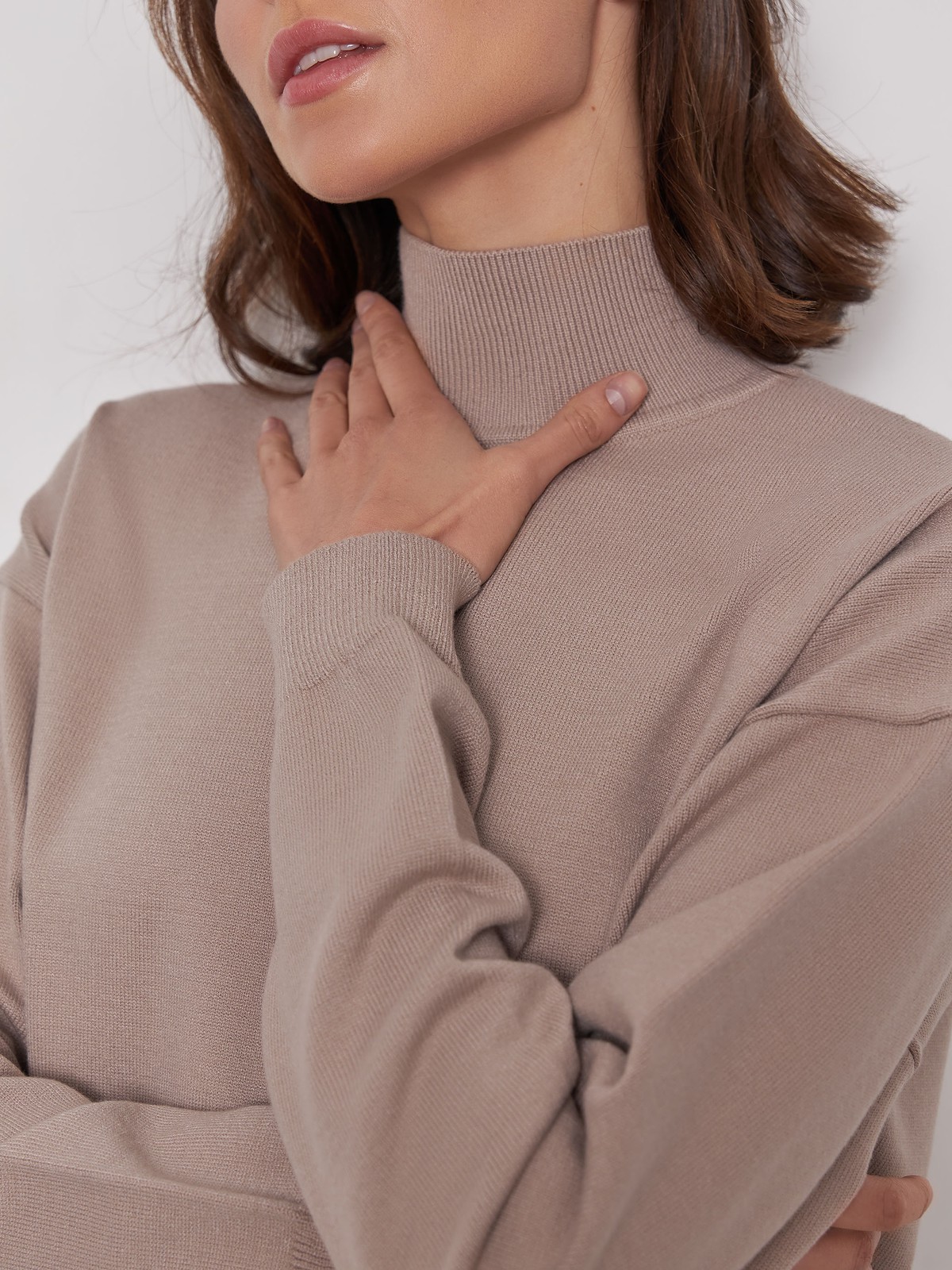 


Джемпер оверсайз кроя с горловиной-стойкой. Уютная и лаконичная вещь в сезонных оттенках - настоящий маст-хэв гардероба.

На модели размер M