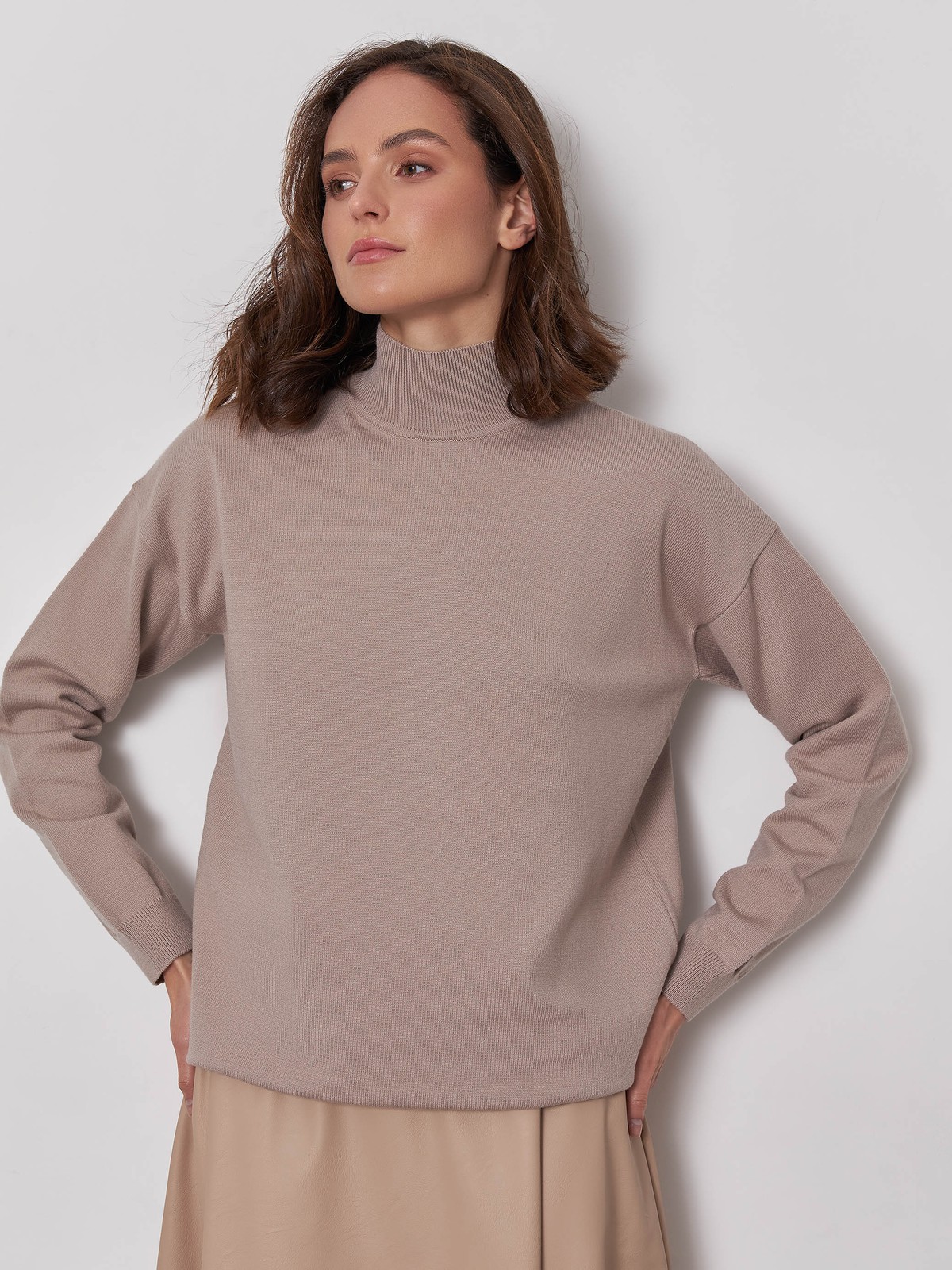 


Джемпер оверсайз кроя с горловиной-стойкой. Уютная и лаконичная вещь в сезонных оттенках - настоящий маст-хэв гардероба.

На модели размер M