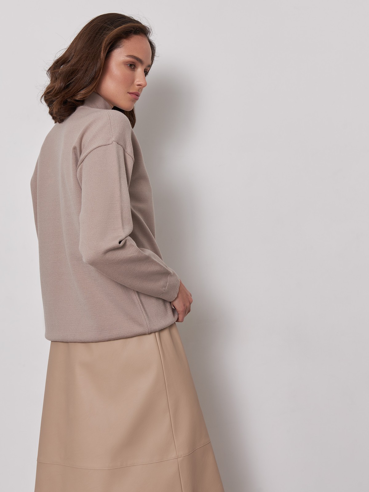 


Джемпер оверсайз кроя с горловиной-стойкой. Уютная и лаконичная вещь в сезонных оттенках - настоящий маст-хэв гардероба.

На модели размер M