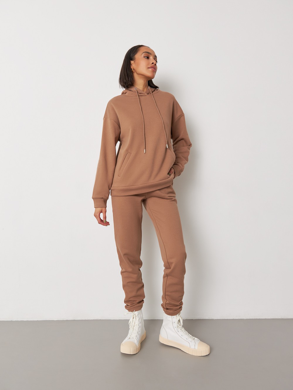 Толстовка с капюшоном, цвет: мокко Allweneed Худи свободного силуэта. Модель дополнена регулируемым капюшоном и двумя карманами. Дополните расслабленный образ спортивными брюками в тон.
На модели размер XS