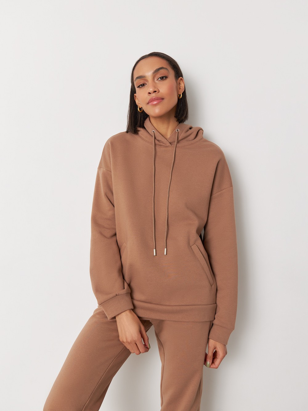 Толстовка с капюшоном, цвет: мокко Allweneed Худи свободного силуэта. Модель дополнена регулируемым капюшоном и двумя карманами. Дополните расслабленный образ спортивными брюками в тон.
На модели размер XS