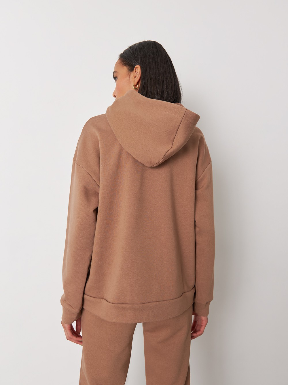 Толстовка с капюшоном, цвет: мокко Allweneed Худи свободного силуэта. Модель дополнена регулируемым капюшоном и двумя карманами. Дополните расслабленный образ спортивными брюками в тон.
На модели размер XS