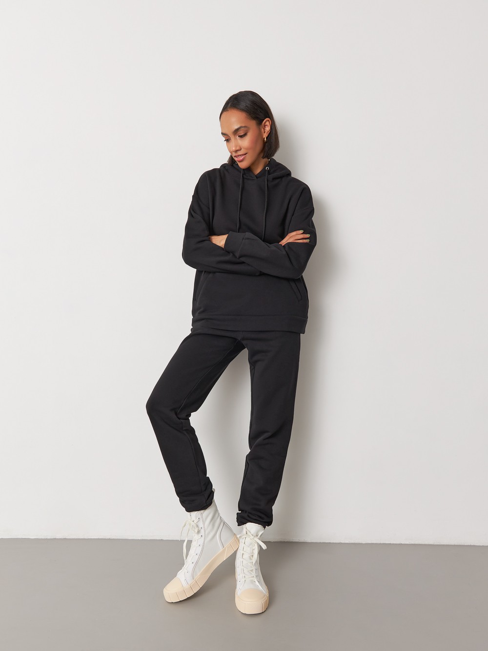 Худи свободного силуэта. Модель дополнена регулируемым капюшоном и двумя карманами. Дополните расслабленный образ спортивными брюками в тон.

На модели размер XS