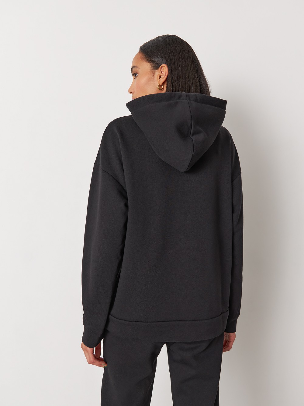 Худи свободного силуэта. Модель дополнена регулируемым капюшоном и двумя карманами. Дополните расслабленный образ спортивными брюками в тон.

На модели размер XS