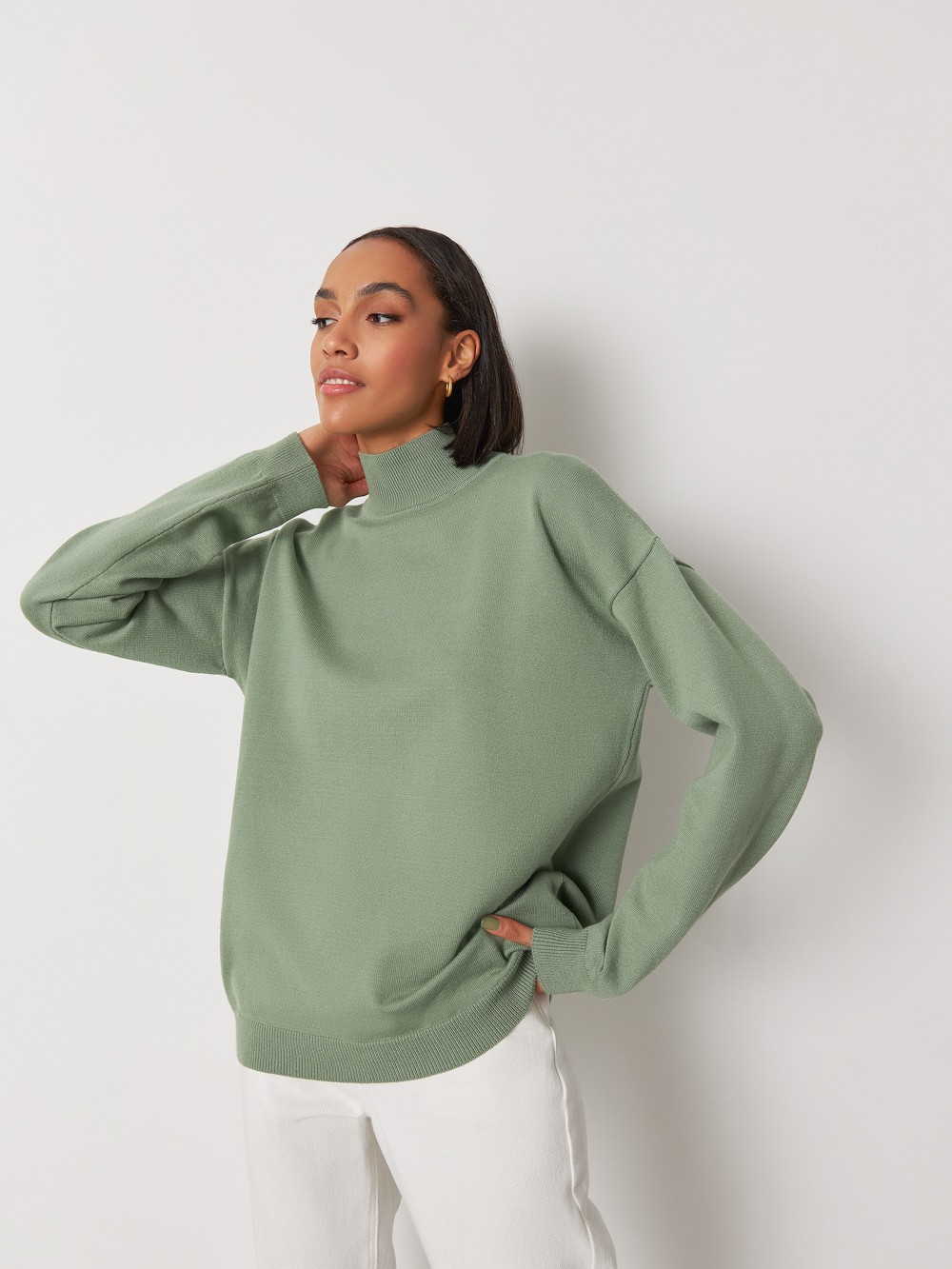 


Джемпер оверсайз кроя с горловиной-стойкой. Уютная и лаконичная вещь в сезонных оттенках - настоящий маст-хэв гардероба.

На модели размер M