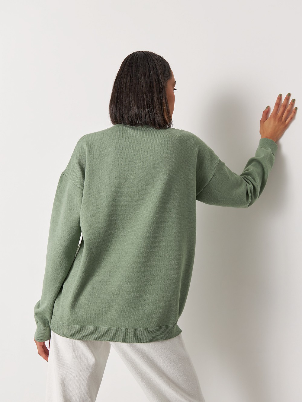 


Джемпер оверсайз кроя с горловиной-стойкой. Уютная и лаконичная вещь в сезонных оттенках - настоящий маст-хэв гардероба.

На модели размер M