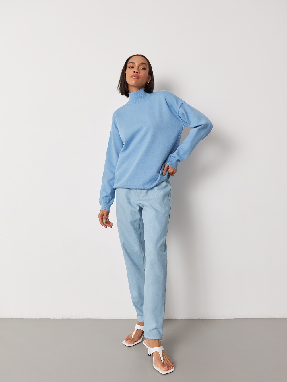 


Джемпер оверсайз кроя с горловиной-стойкой. Уютная и лаконичная вещь в сезонных оттенках - настоящий маст-хэв гардероба.

На модели размер M