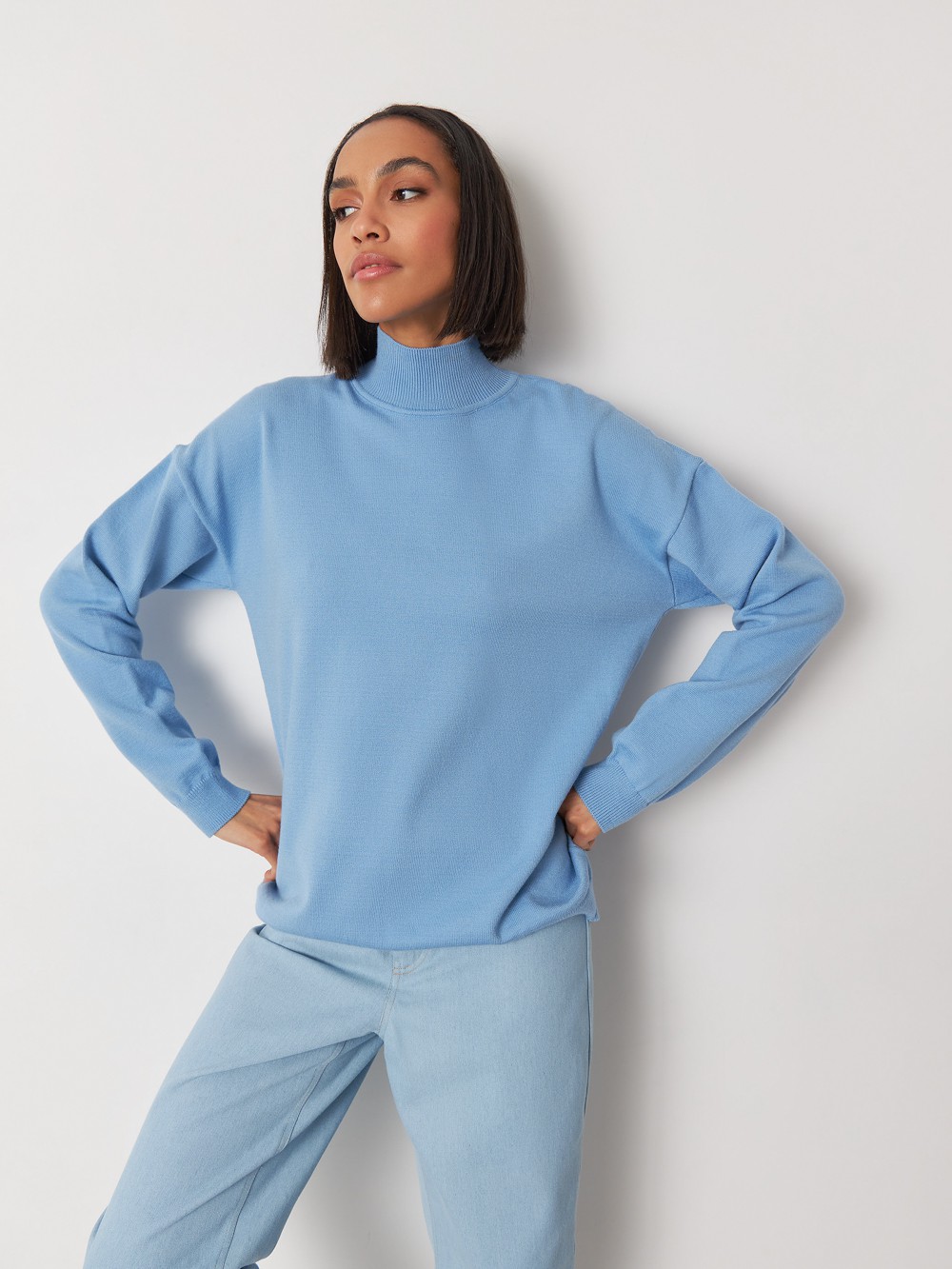 


Джемпер оверсайз кроя с горловиной-стойкой. Уютная и лаконичная вещь в сезонных оттенках - настоящий маст-хэв гардероба.

На модели размер M