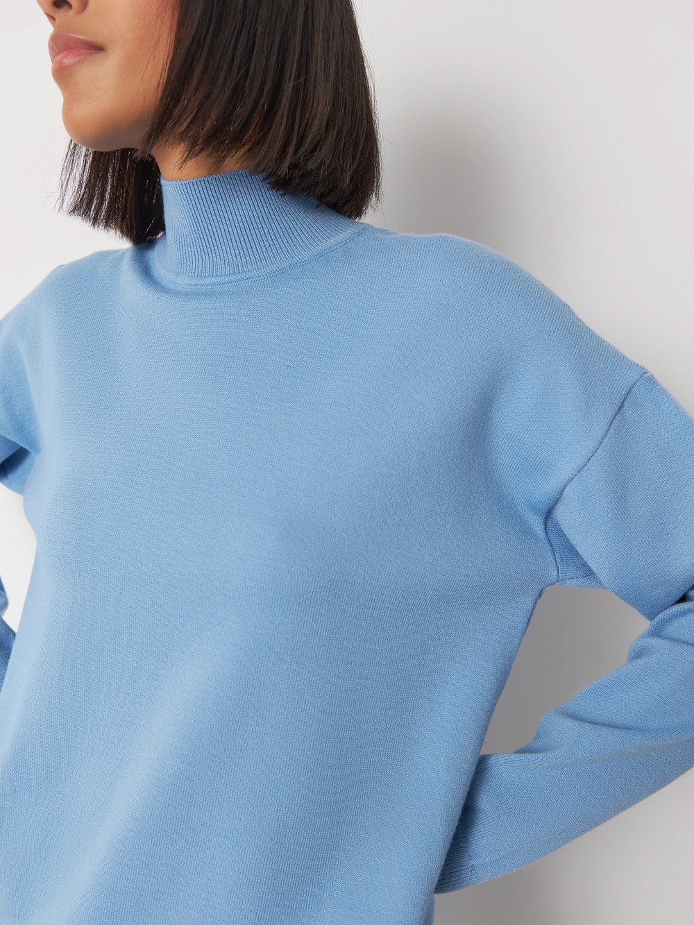 


Джемпер оверсайз кроя с горловиной-стойкой. Уютная и лаконичная вещь в сезонных оттенках - настоящий маст-хэв гардероба.

На модели размер M