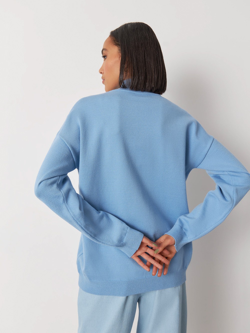 


Джемпер оверсайз кроя с горловиной-стойкой. Уютная и лаконичная вещь в сезонных оттенках - настоящий маст-хэв гардероба.

На модели размер M