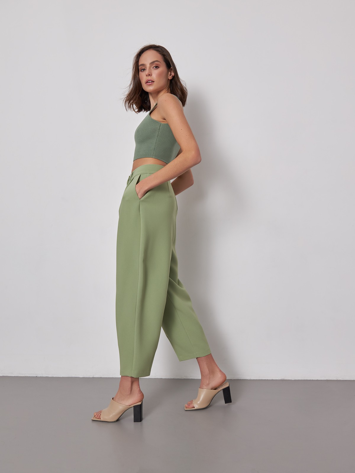 


Брюки-бананы из костюмной ткани с высокой посадкой на талии. Мягкие сборки у пояса, скрытая застежка на молнию и крючок.

На модели размер XS

