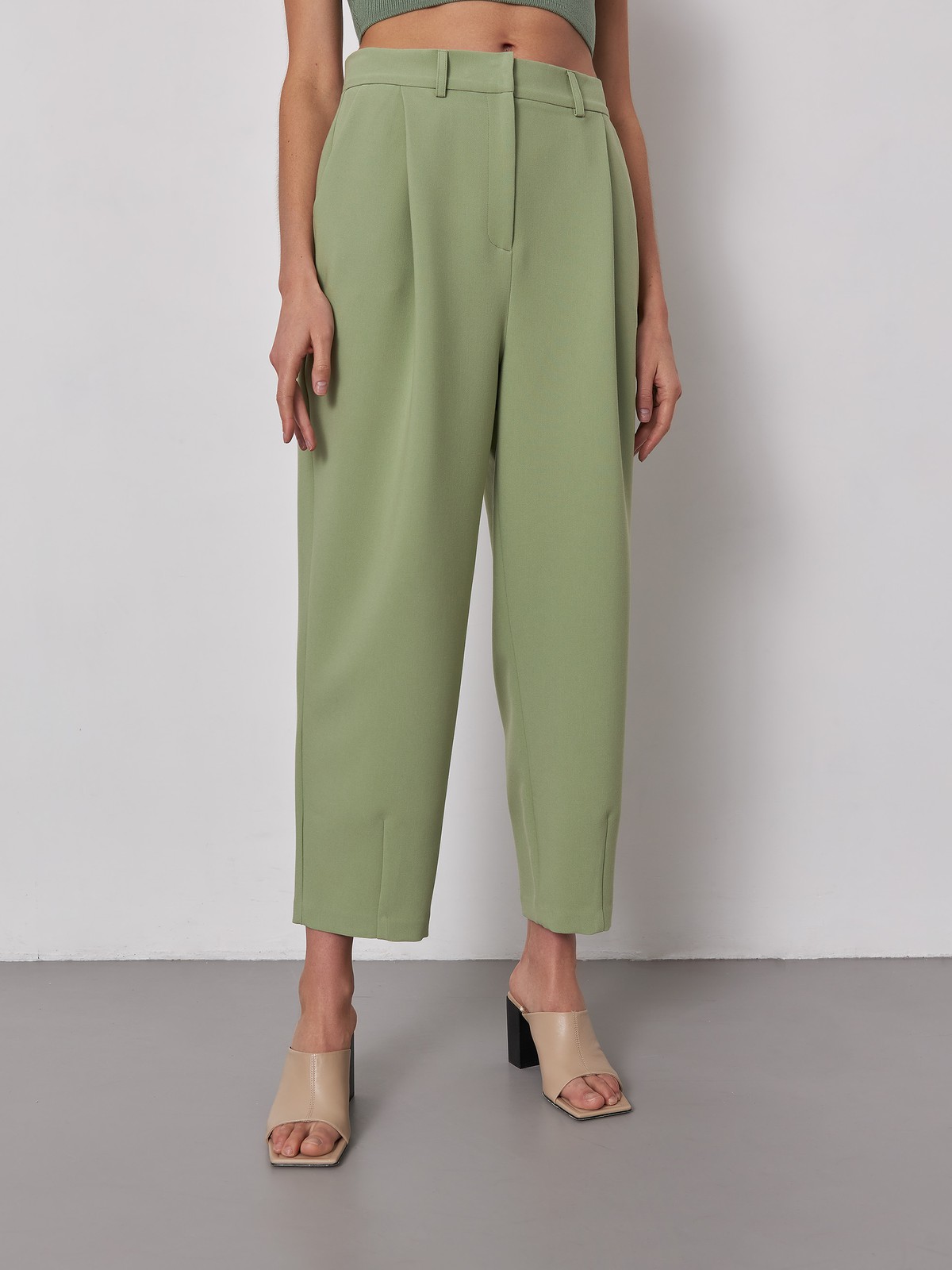 


Брюки-бананы из костюмной ткани с высокой посадкой на талии. Мягкие сборки у пояса, скрытая застежка на молнию и крючок.

На модели размер XS

