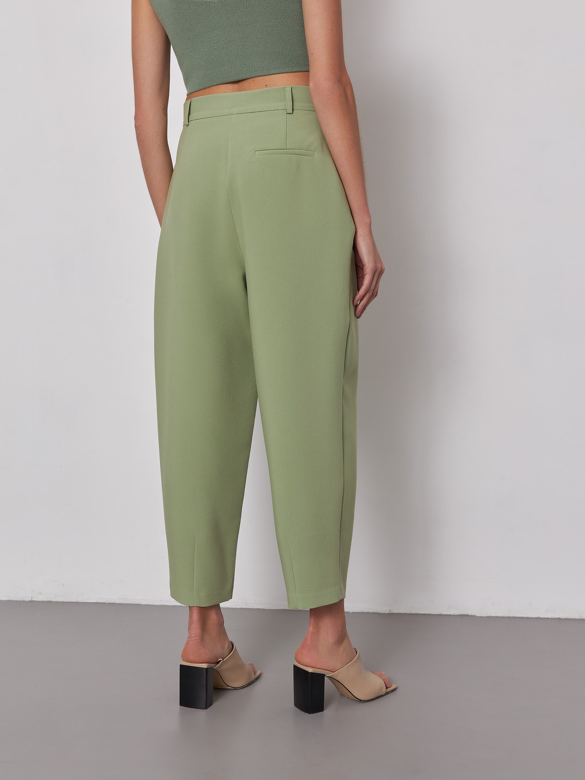 


Брюки-бананы из костюмной ткани с высокой посадкой на талии. Мягкие сборки у пояса, скрытая застежка на молнию и крючок.

На модели размер XS

