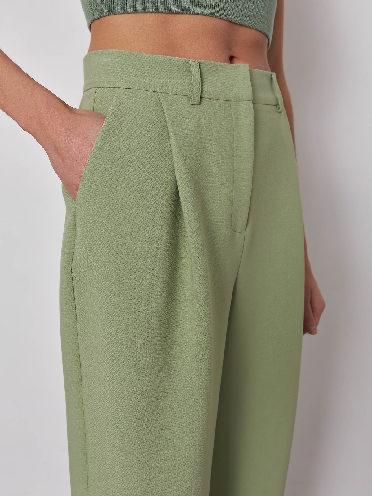 


Брюки-бананы из костюмной ткани с высокой посадкой на талии. Мягкие сборки у пояса, скрытая застежка на молнию и крючок.

На модели размер XS

