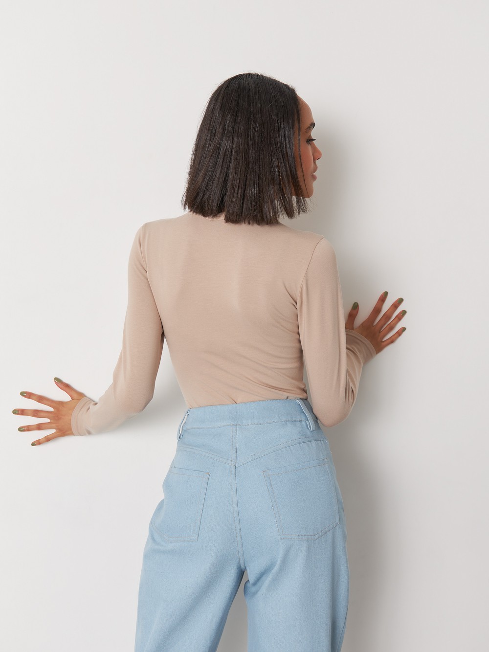 


Боди с эффектом второй кожи выполнен из тонкой трикотажной ткани. Длинные рукава, круглый вырез. Необходимая константа современного гардероба.

На модели размер XS