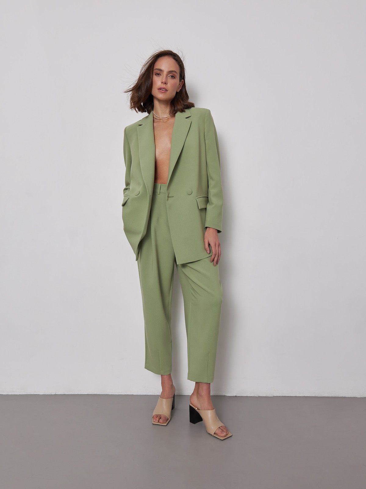 


Одновременно лаконичный и роскошный жакет двубортного кроя из однотонной костюмной ткани. Заостренные лацканы переходят в застежку на обтяжные пуговицы и карманные клапаны. Шлица сзади.

На модели размер XS