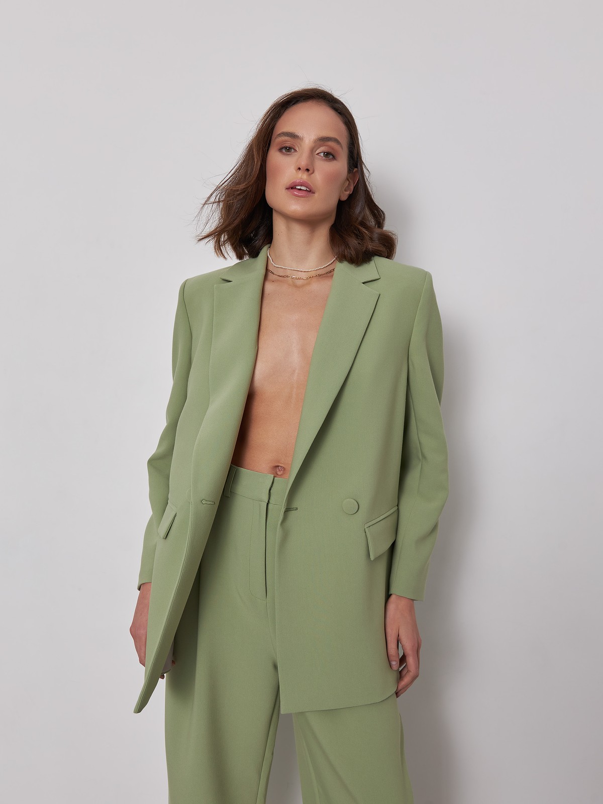 


Одновременно лаконичный и роскошный жакет двубортного кроя из однотонной костюмной ткани. Заостренные лацканы переходят в застежку на обтяжные пуговицы и карманные клапаны. Шлица сзади.

На модели размер XS