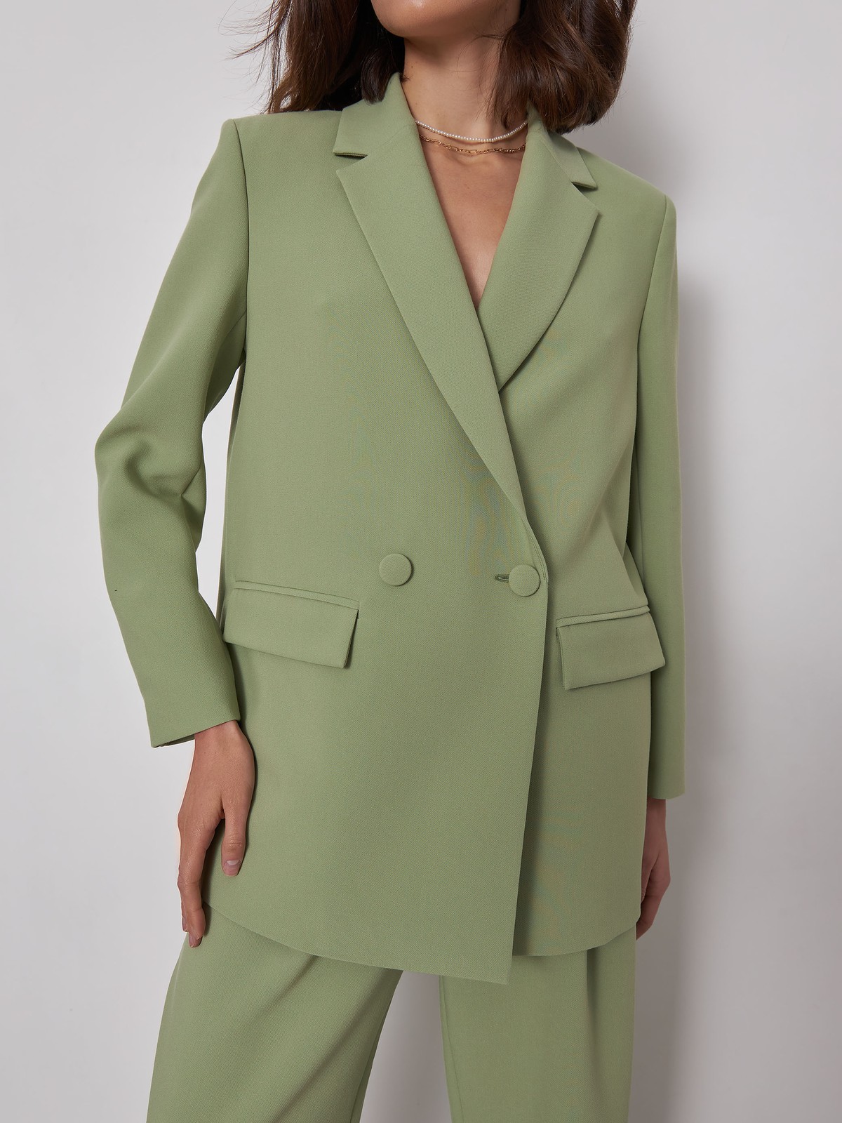 


Одновременно лаконичный и роскошный жакет двубортного кроя из однотонной костюмной ткани. Заостренные лацканы переходят в застежку на обтяжные пуговицы и карманные клапаны. Шлица сзади.

На модели размер XS
