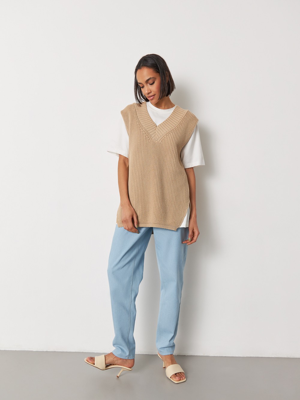 




Объемный вязаный жилет с V вырезом и ребристой отделкой - тренд актуального сезона. Модель универсальной длины, позволяющей носить его как навыпуск, так и заправленным за один край.

На модели размер XS/S