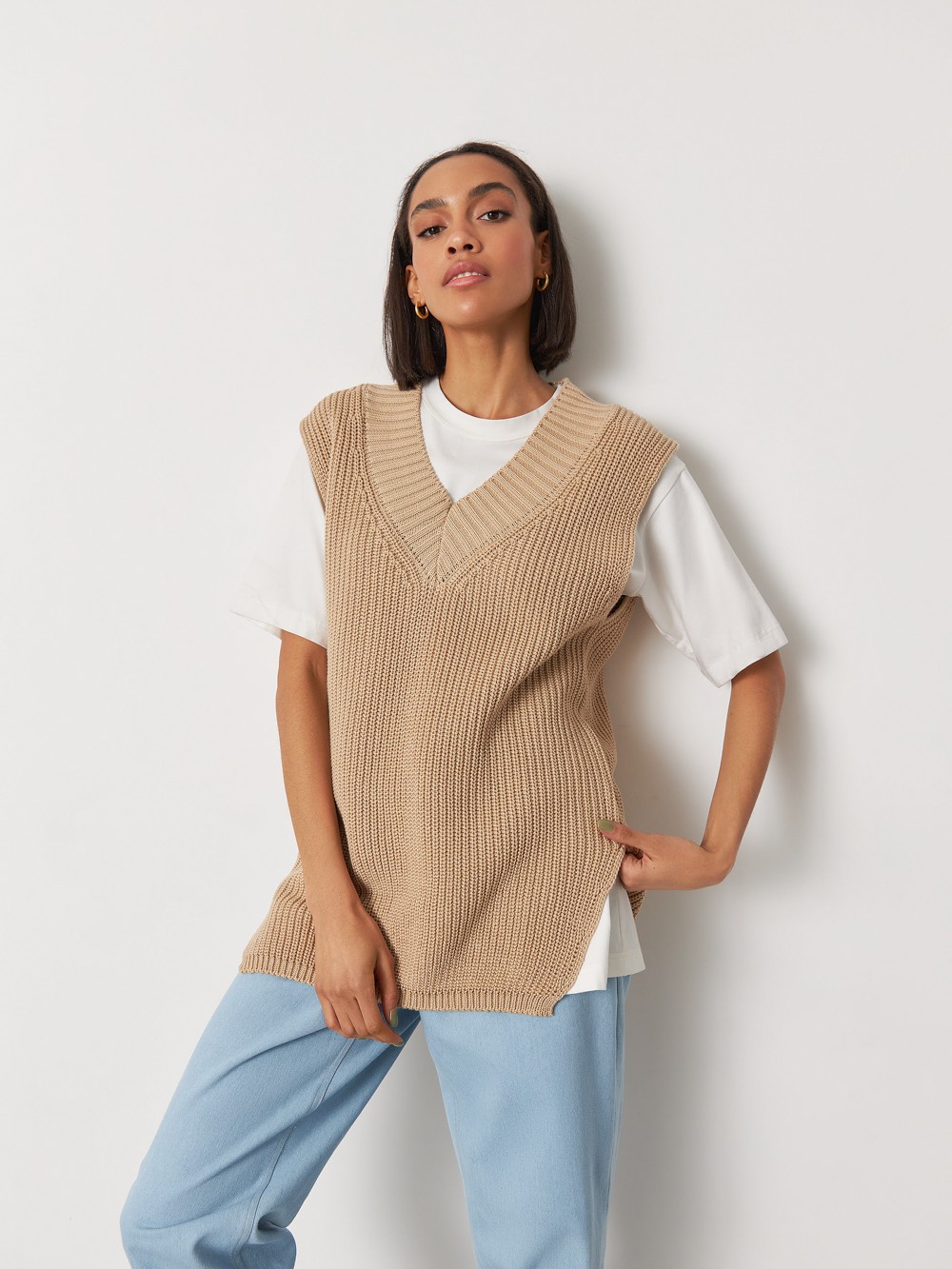 




Объемный вязаный жилет с V вырезом и ребристой отделкой - тренд актуального сезона. Модель универсальной длины, позволяющей носить его как навыпуск, так и заправленным за один край.

На модели размер XS/S