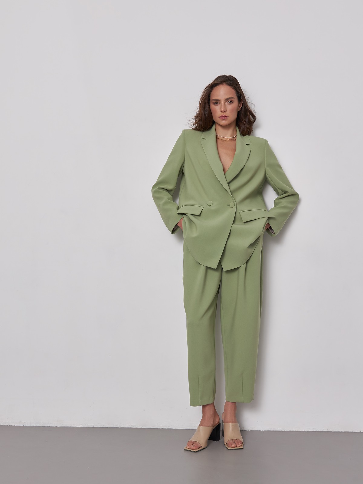 


Одновременно лаконичный и роскошный жакет двубортного кроя из однотонной костюмной ткани. Заостренные лацканы переходят в застежку на обтяжные пуговицы и карманные клапаны. Шлица сзади.

На модели размер XS