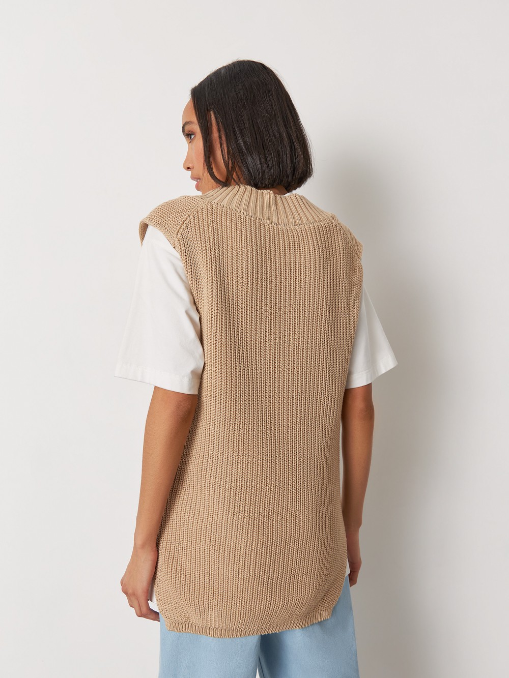 




Объемный вязаный жилет с V вырезом и ребристой отделкой - тренд актуального сезона. Модель универсальной длины, позволяющей носить его как навыпуск, так и заправленным за один край.

На модели размер XS/S