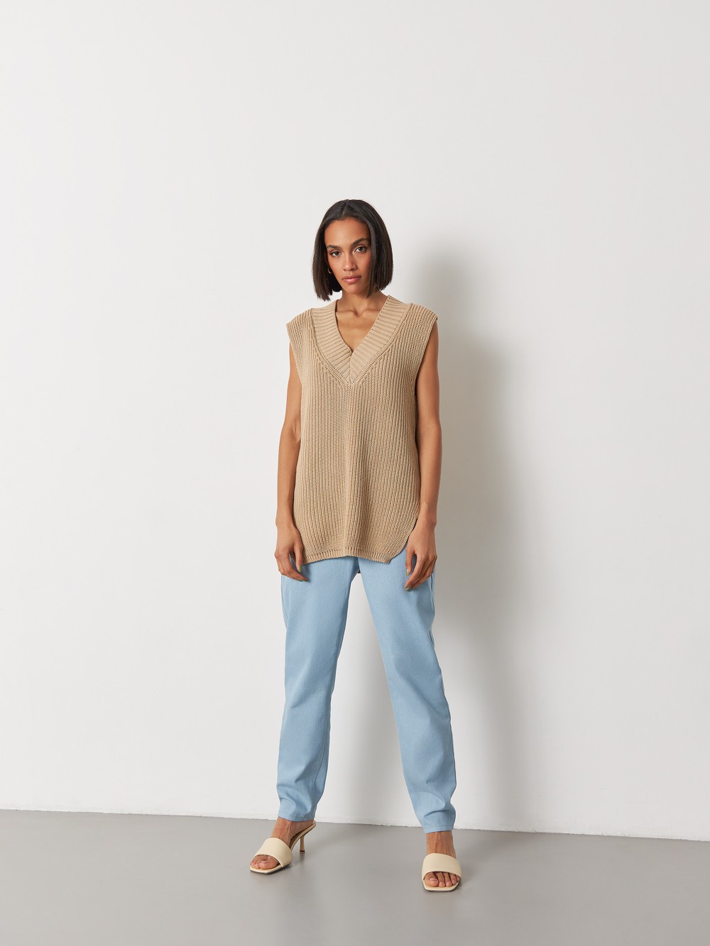 




Объемный вязаный жилет с V вырезом и ребристой отделкой - тренд актуального сезона. Модель универсальной длины, позволяющей носить его как навыпуск, так и заправленным за один край.

На модели размер XS/S