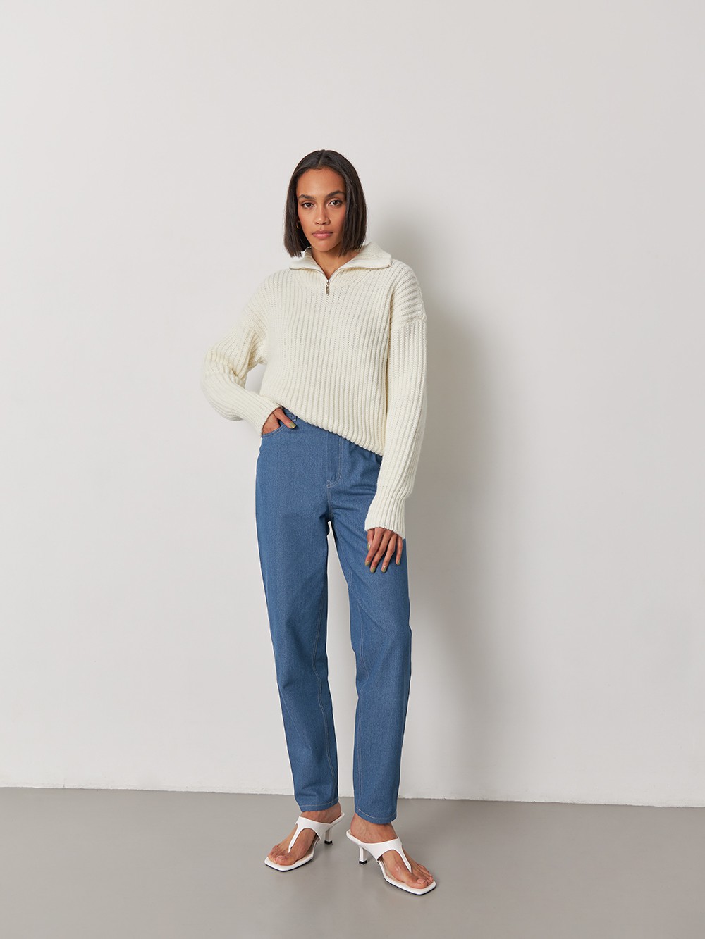 


Объемный вязаный джемпер из мягкой шерсти с горловиной-стойкой на молнии. Уютная ребристая текстура и 100% комфорт.

На модели размер ONE SIZE