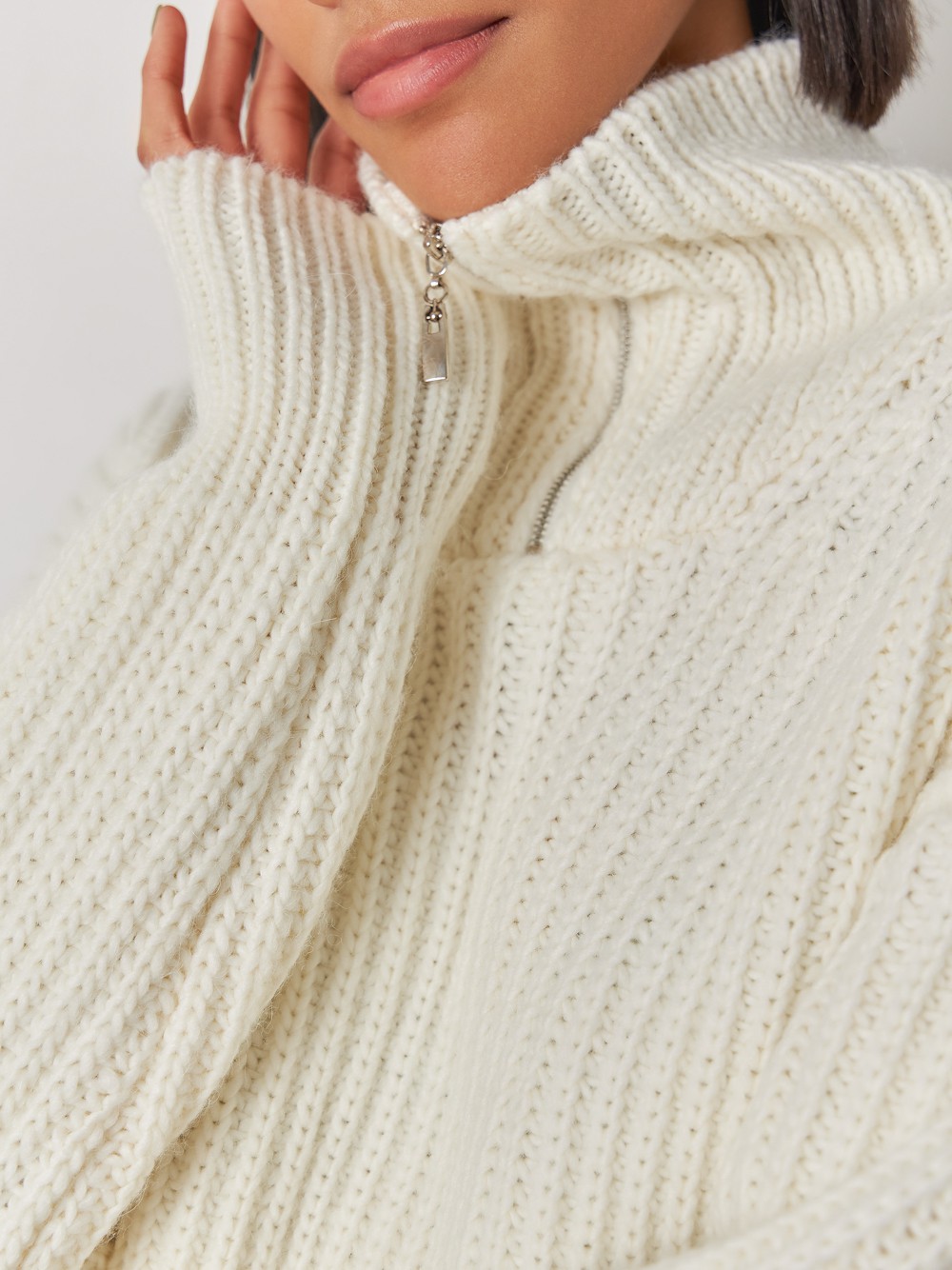 


Объемный вязаный джемпер из мягкой шерсти с горловиной-стойкой на молнии. Уютная ребристая текстура и 100% комфорт.

На модели размер ONE SIZE