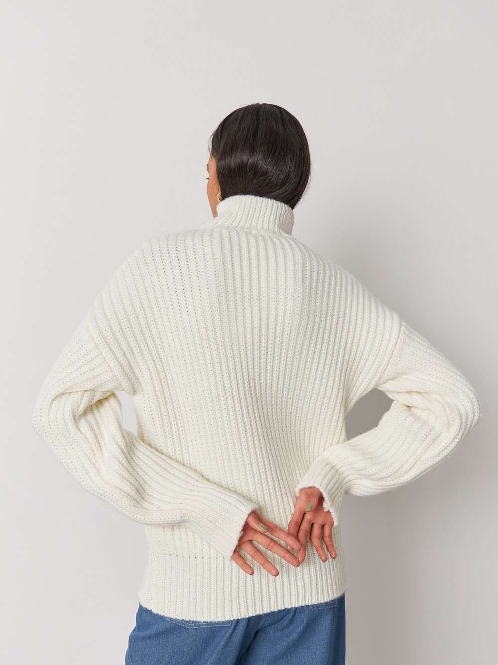 


Объемный вязаный джемпер из мягкой шерсти с горловиной-стойкой на молнии. Уютная ребристая текстура и 100% комфорт.

На модели размер ONE SIZE