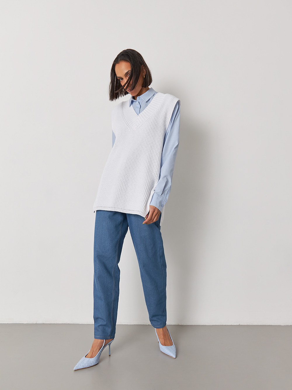 Вязаный жилет, цвет: белый Allweneed
Объемный вязаный жилет с V вырезом и ребристой отделкой - тренд актуального сезона. Модель универсальной длины, позволяющей носить его как навыпуск, так и заправленным за один край.
На модели размер XS/S