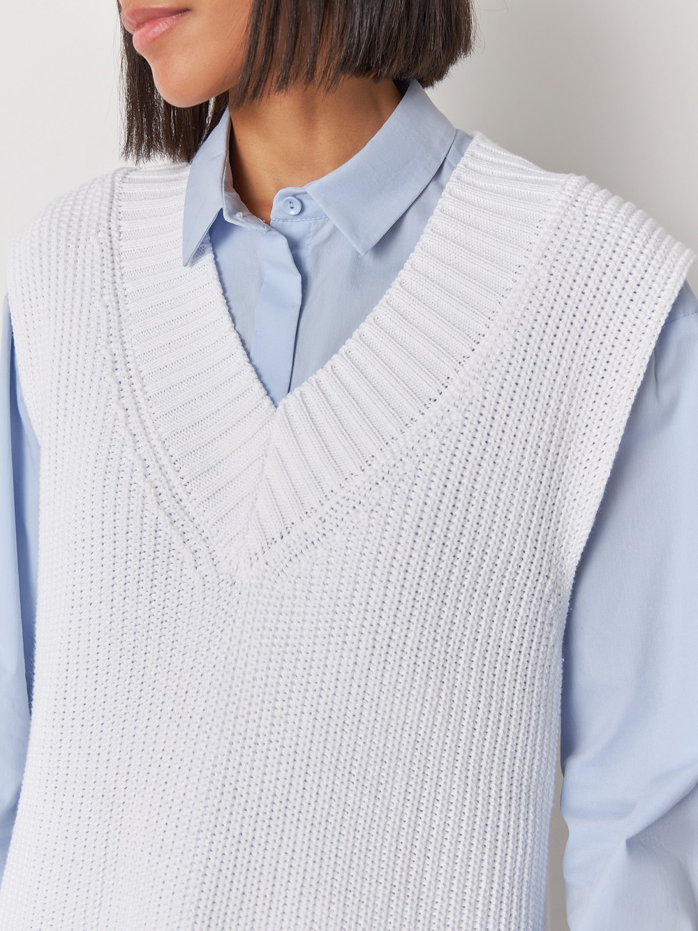 Вязаный жилет, цвет: белый Allweneed
Объемный вязаный жилет с V вырезом и ребристой отделкой - тренд актуального сезона. Модель универсальной длины, позволяющей носить его как навыпуск, так и заправленным за один край.
На модели размер XS/S