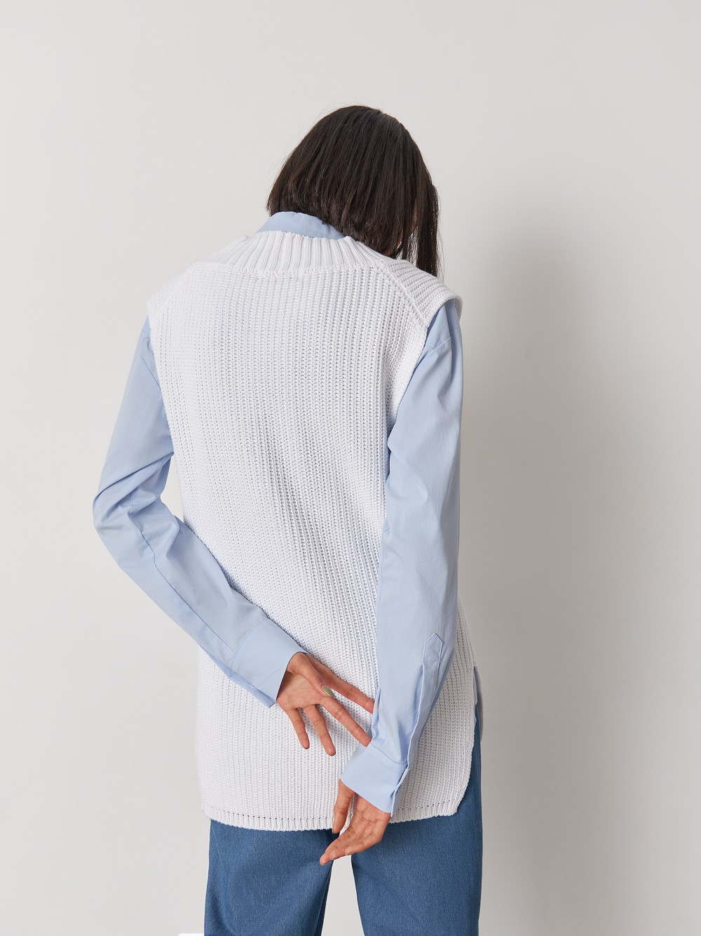 Вязаный жилет, цвет: белый Allweneed
Объемный вязаный жилет с V вырезом и ребристой отделкой - тренд актуального сезона. Модель универсальной длины, позволяющей носить его как навыпуск, так и заправленным за один край.
На модели размер XS/S